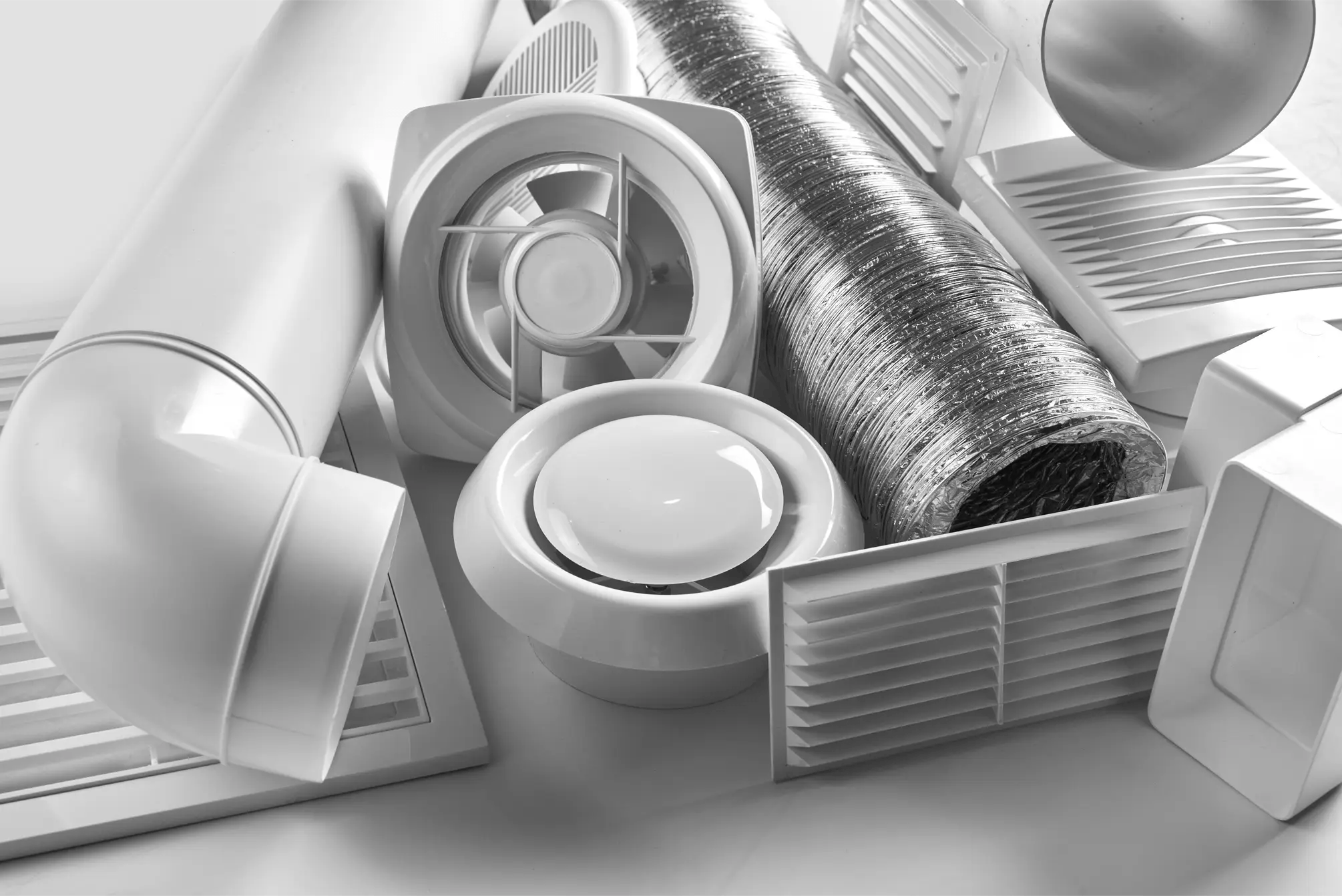Un lot de grilles et gaines pour installer une extraction d'air.
