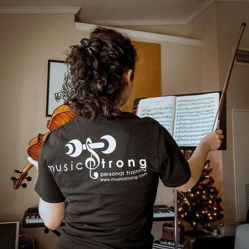 Valeri Speight playing a violin