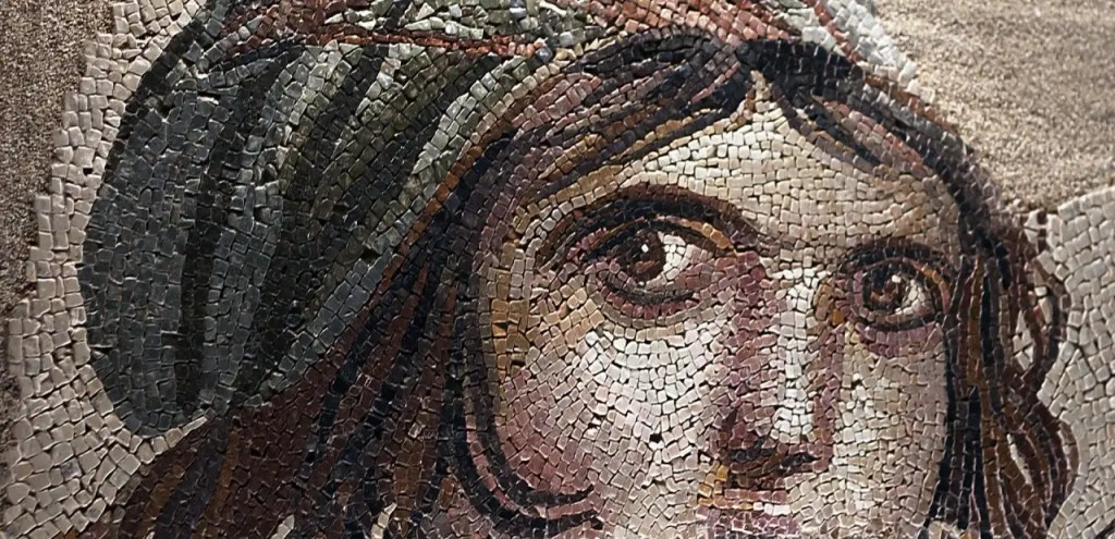 Roma dönemine ait mozaik bir portre, kadın figürü, detaylı yüz hatları ve gözler.