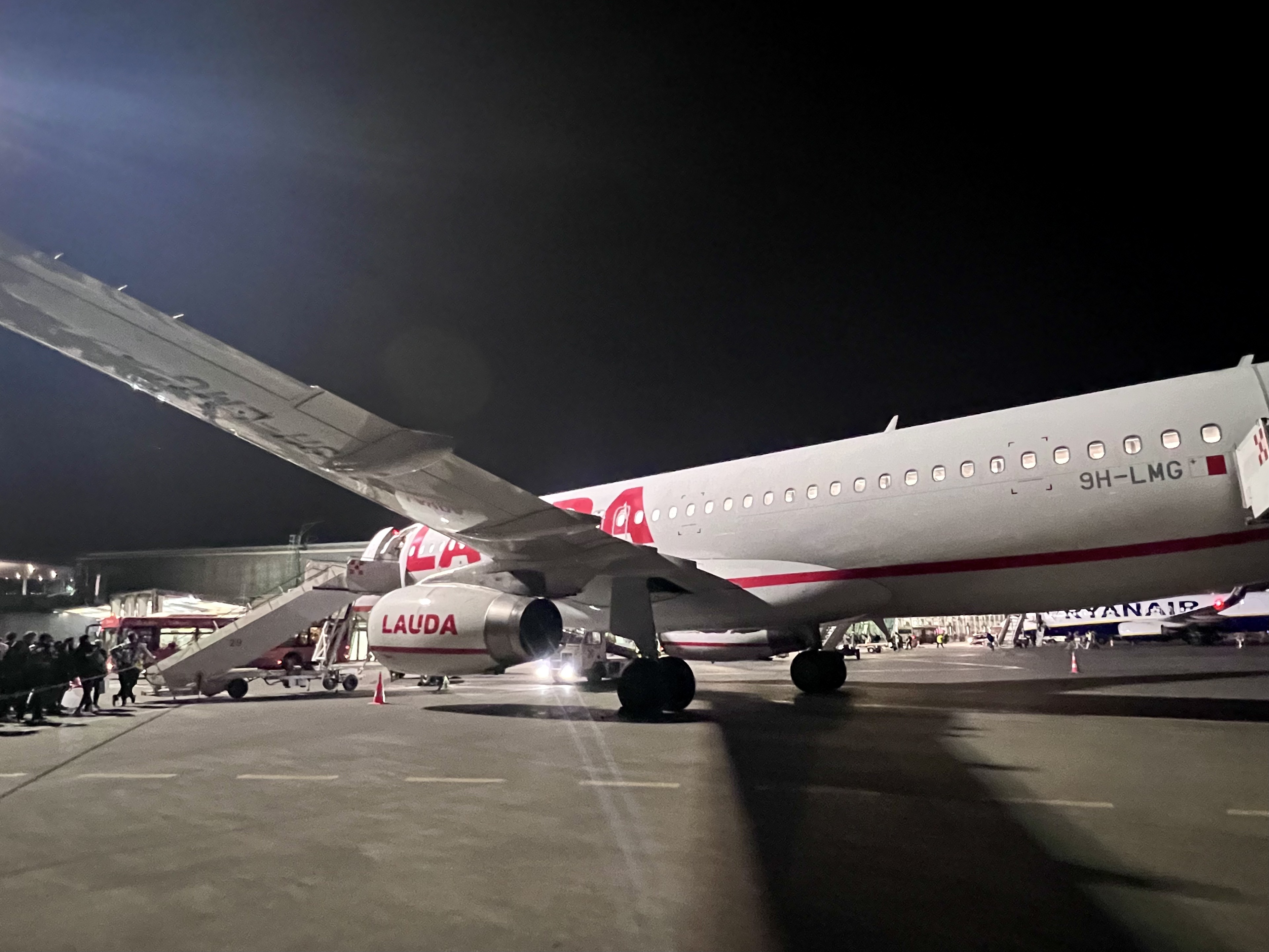 Day Flight vs Night Flight with Kids: Which Is Better?