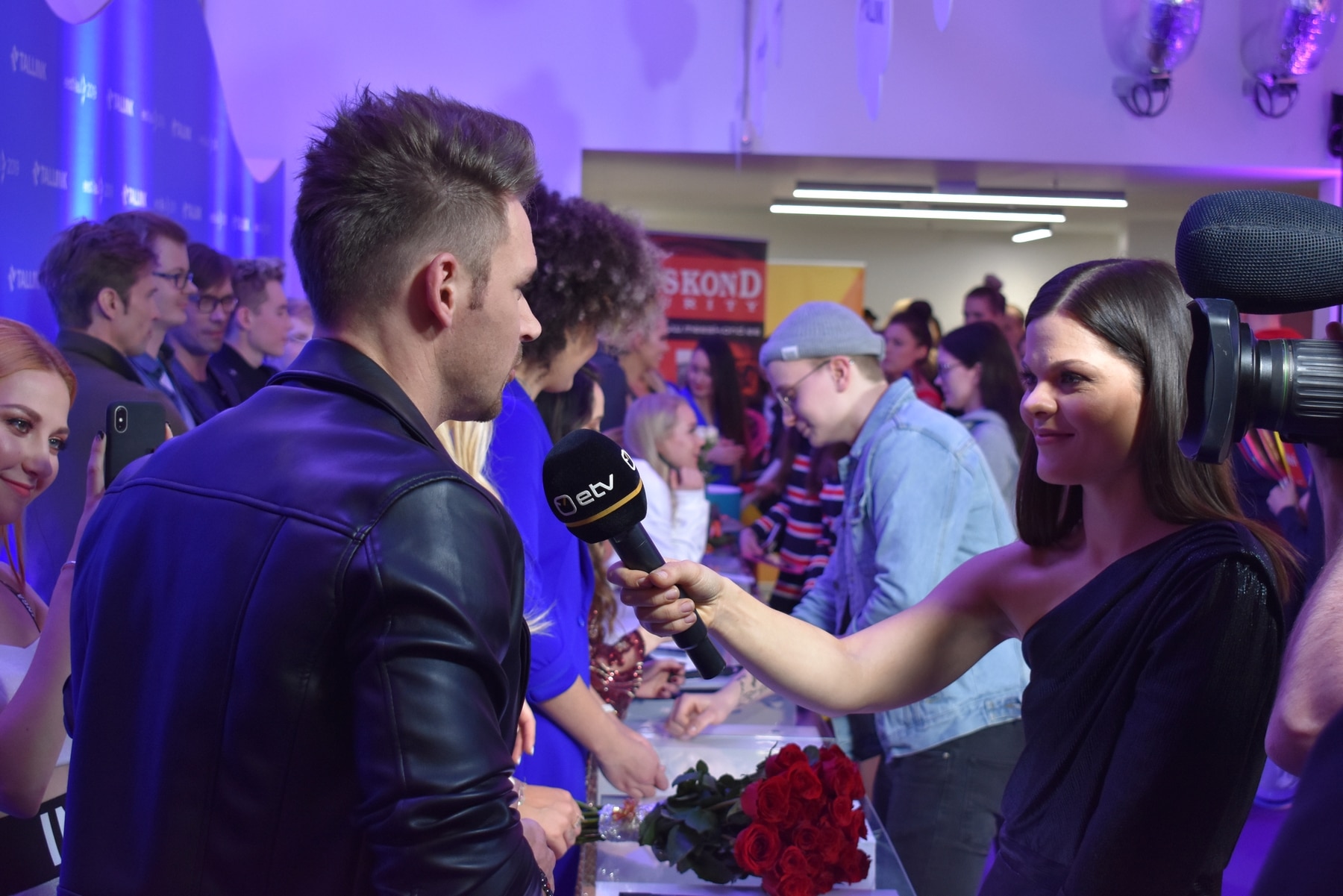 Eesti Laul 2019 teise poolfinaali artistide autogrammide jagamine