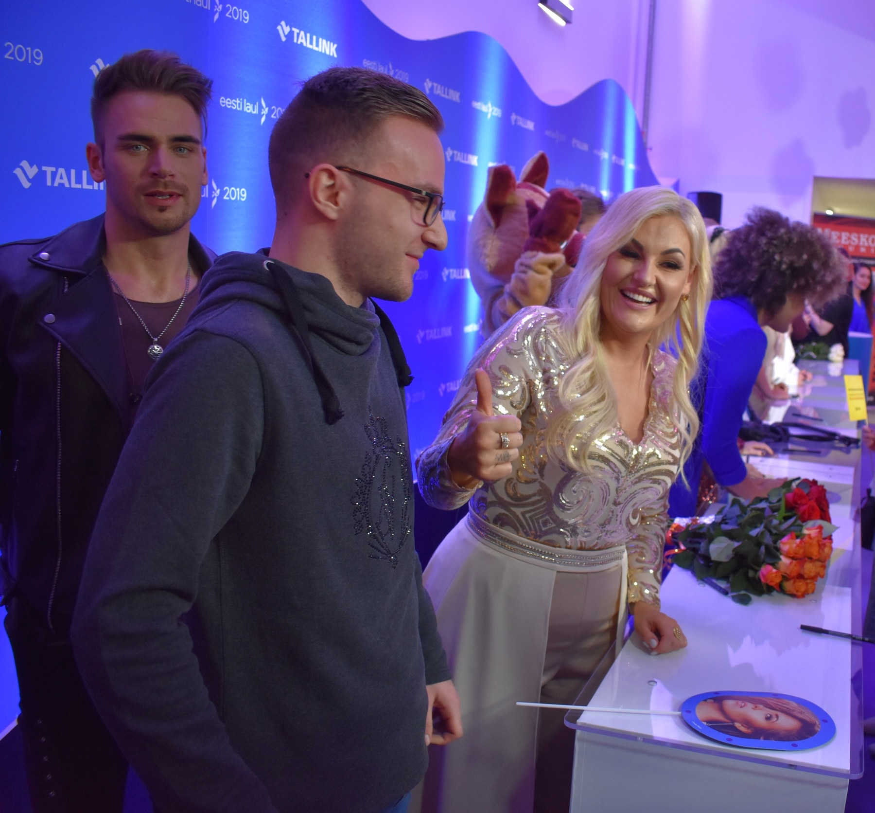 Eesti Laul 2019 teise poolfinaali artistide autogrammide jagamine