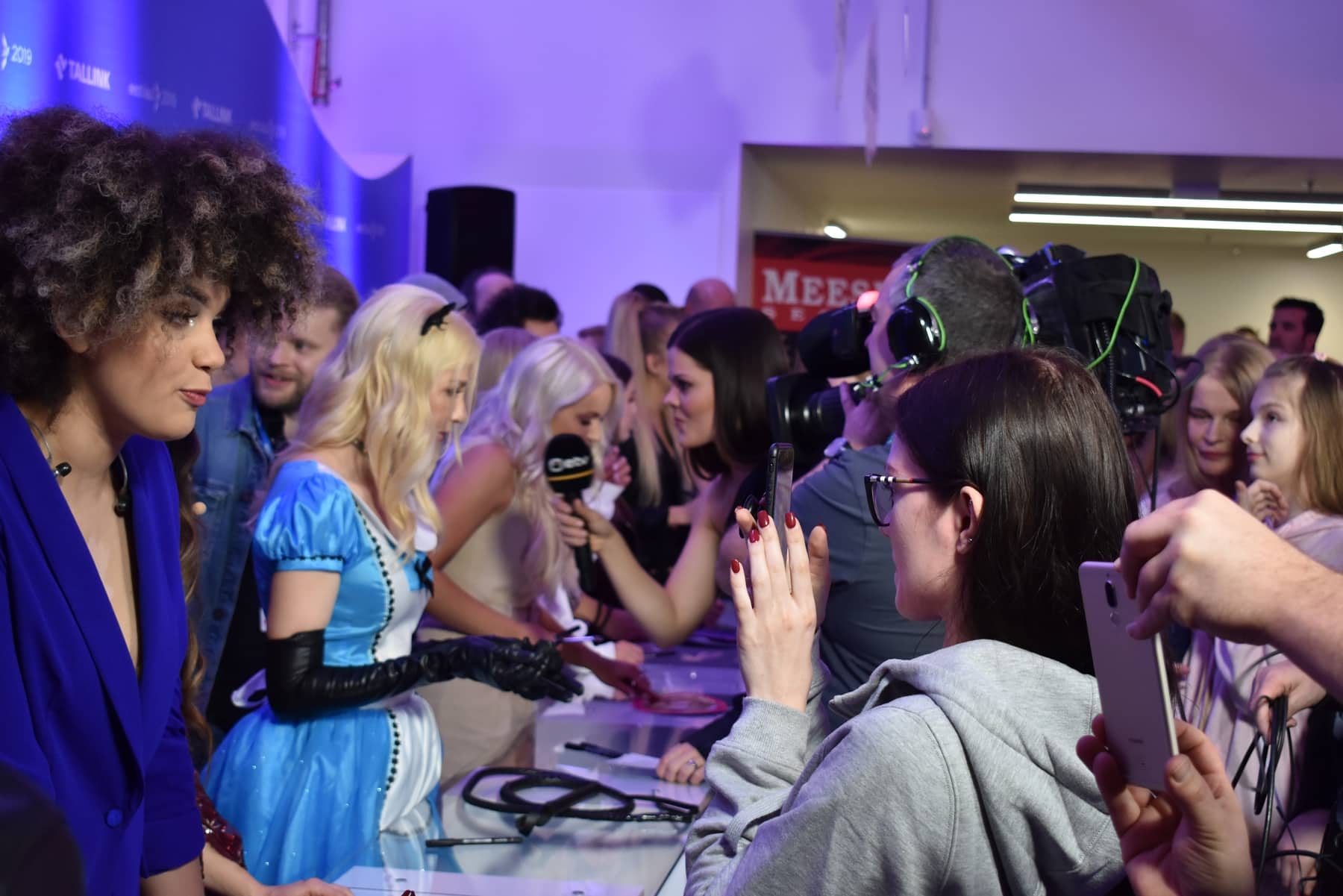 Eesti Laul 2019 teise poolfinaali artistide autogrammide jagamine