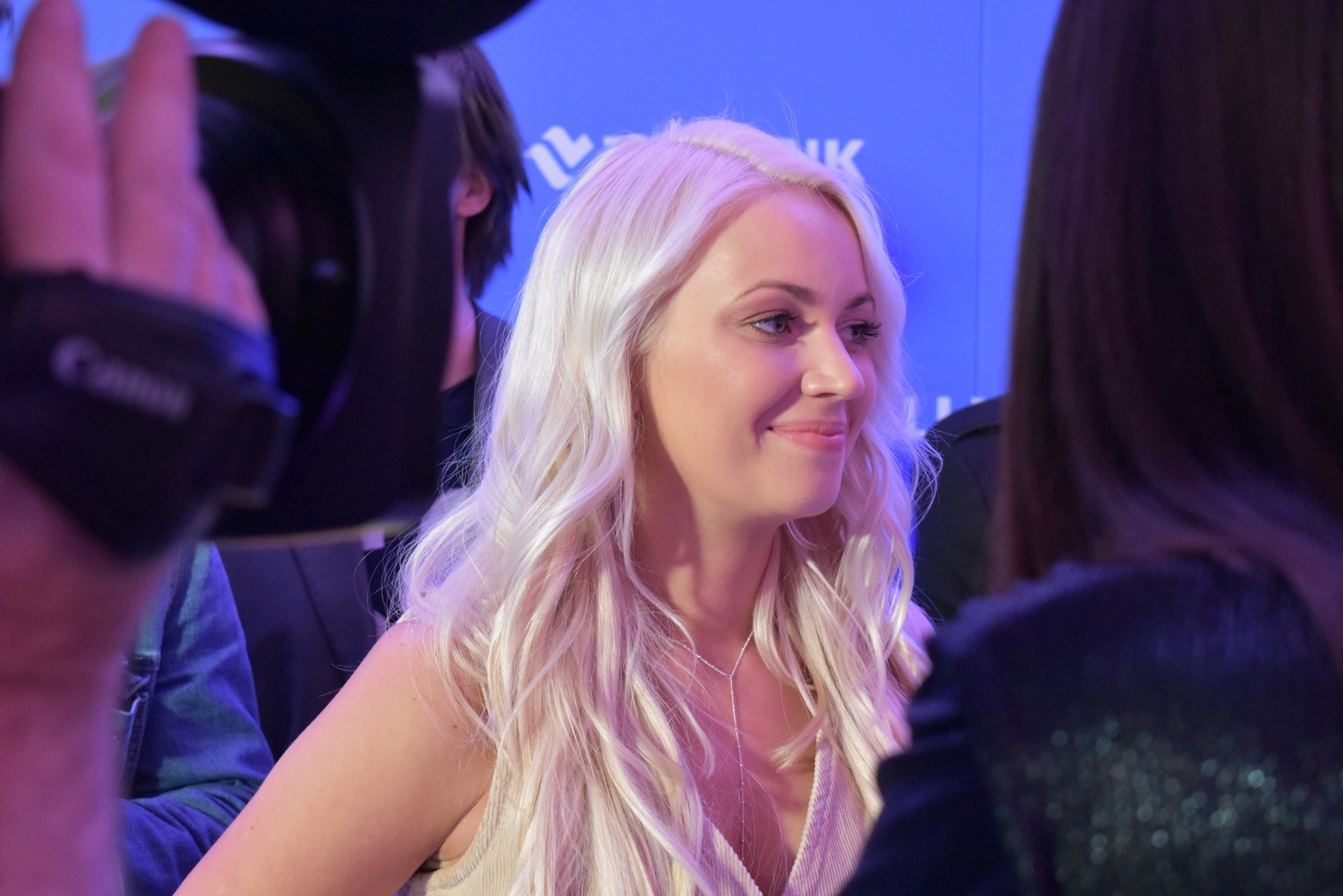 Eesti Laul 2019 teise poolfinaali artistide autogrammide jagamine