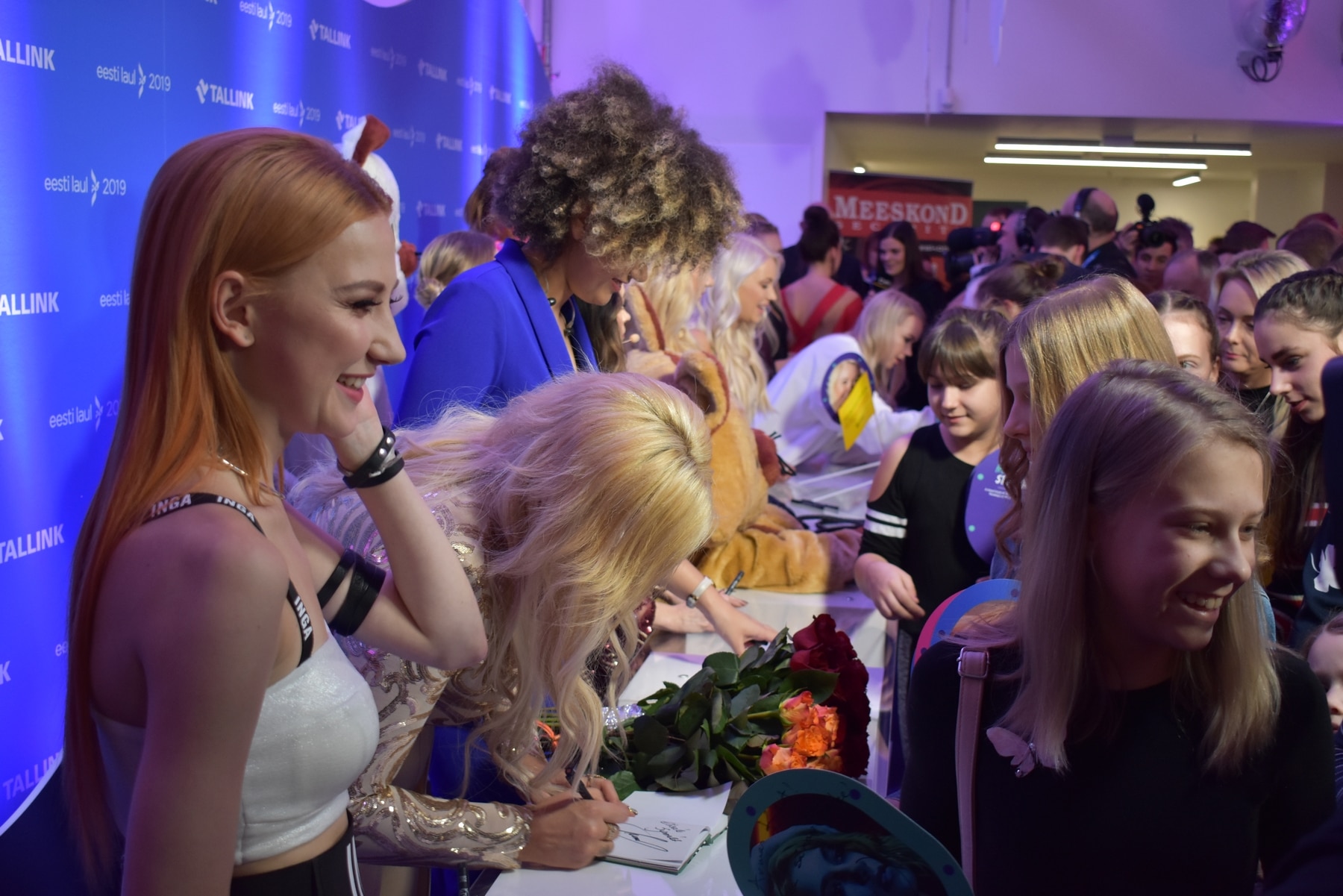 Eesti Laul 2019 teise poolfinaali artistide autogrammide jagamine