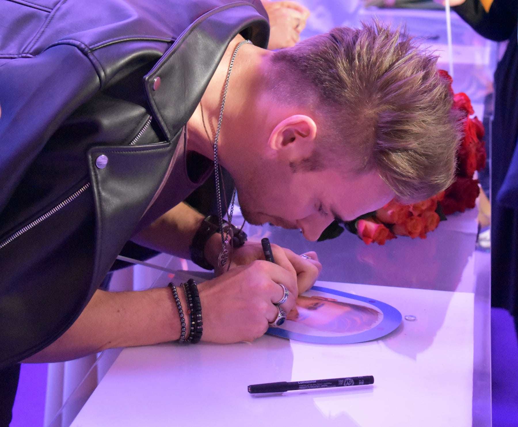 Eesti Laul 2019 teise poolfinaali artistide autogrammide jagamine
