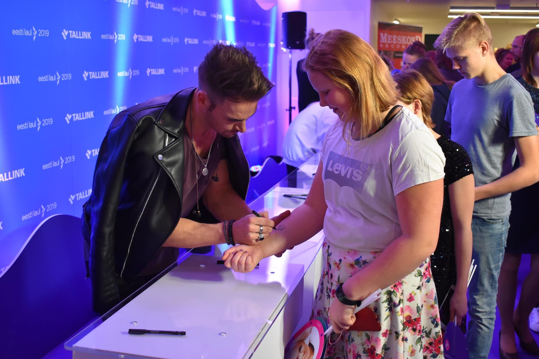 Eesti Laul 2019 teise poolfinaali artistide autogrammide jagamine