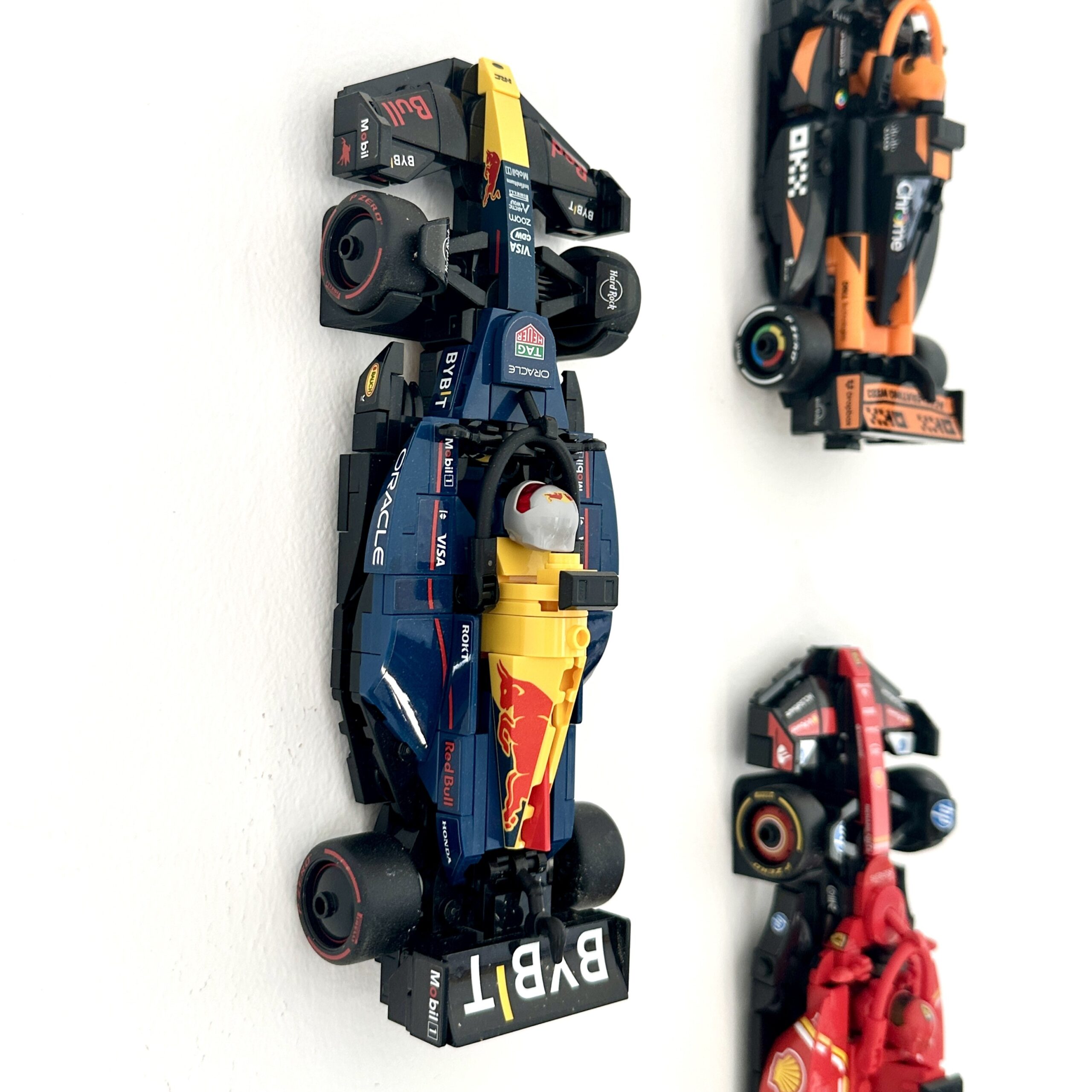 Ophæng til LEGO Speed Champions – tre F1 LEGO-biler monteret lodret på væg, inkl. Red Bull, Ferrari og McLaren.