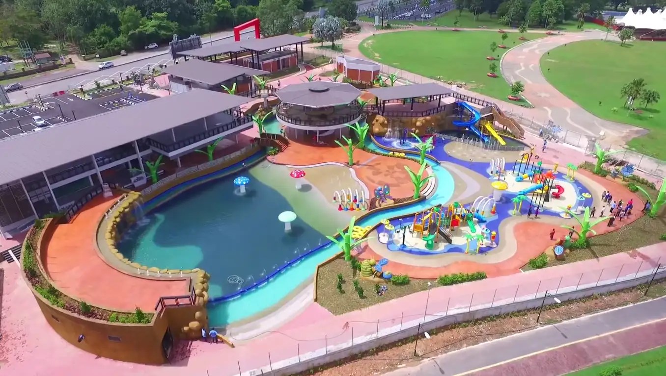 Fantasia Aqua Park di Jitra adalah taman tema air yang popular dengan pelbagai permainan air. Dibuka dari tengah hari hingga petang, tempat ini sesuai untuk kanak-kanak dan keluarga.
