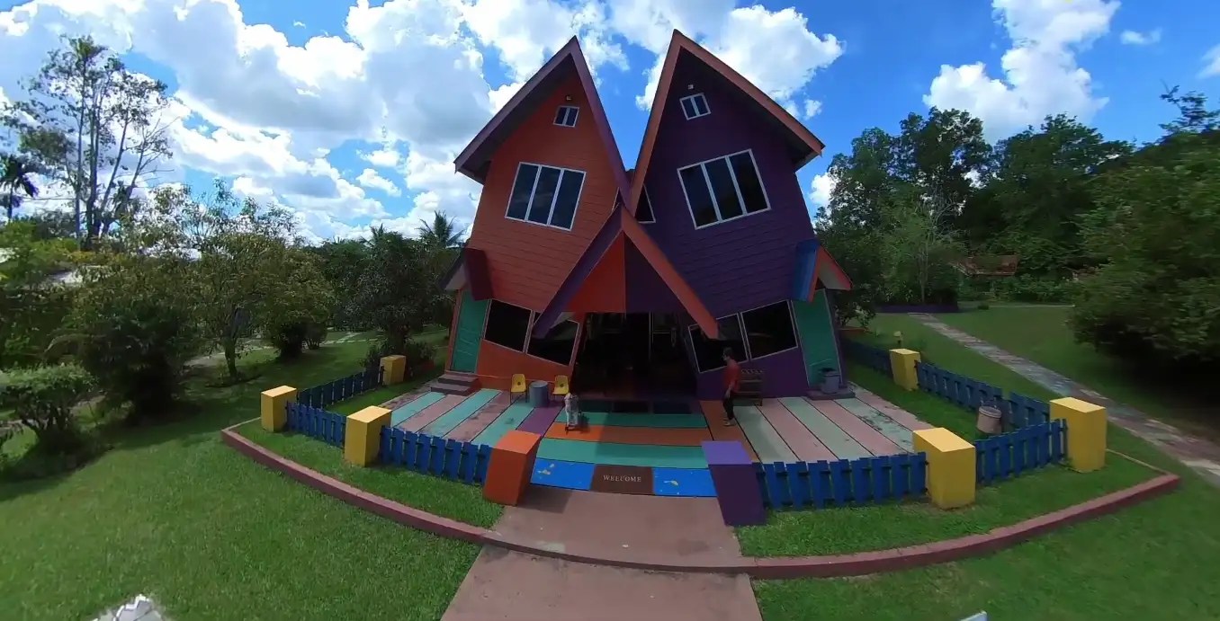 MnM Home Whimsical Houses di Jitra menawarkan rumah unik, mini zoo, dan homestay. Tempat ini terkenal dengan seni bina kreatif seperti rumah terbalik dan rumah hobbit, sesuai untuk semua usia.