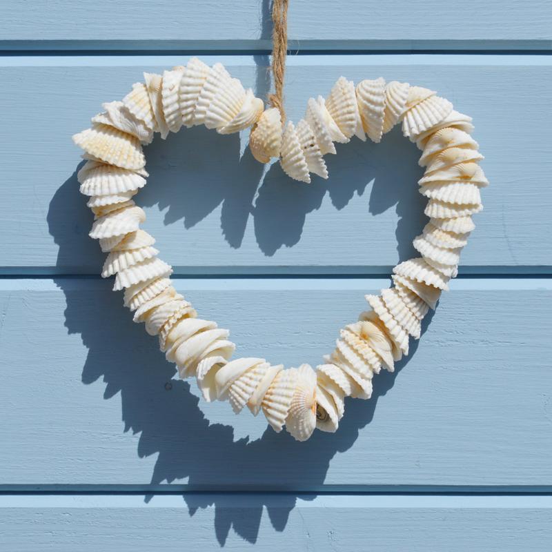 You need a heart to live underwater in these parts. Beautiful DIY Shell Decor To Make This Summer - Page 2 of 2