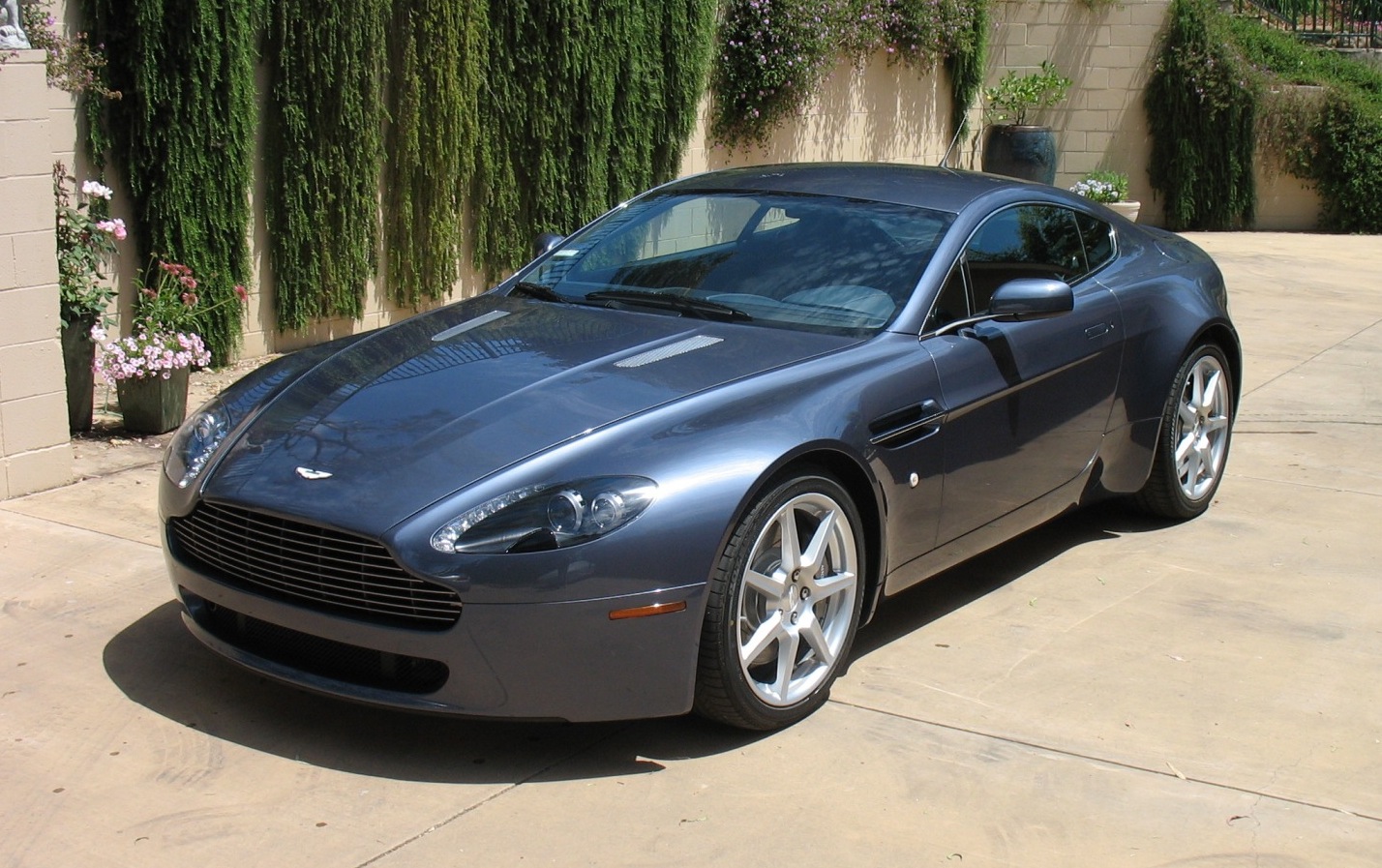 Aston martin v8 vantage