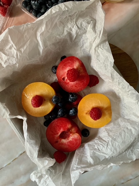 Añadimos los frutos rojos antes de poner las ciruelas al horno