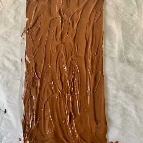 Cubrimos con chocolate fundido la masa de Hojaldre