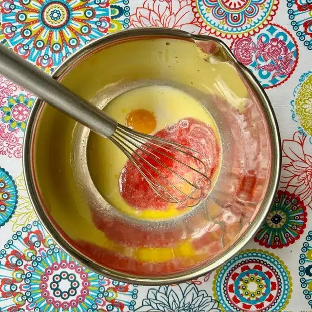 Ingredientes líquidos: Huevo, mantequilla, leche, y pure de fresas