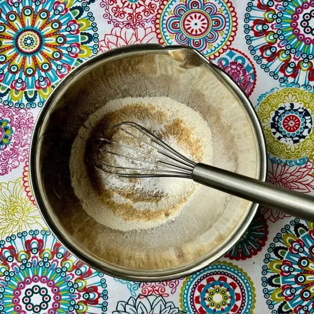Ingredientes secos: Harina junto a la levadura y el azúcar moreno