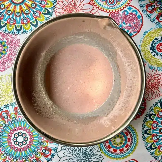 Crema de huevos, mantequilla, leche y pure de fresas