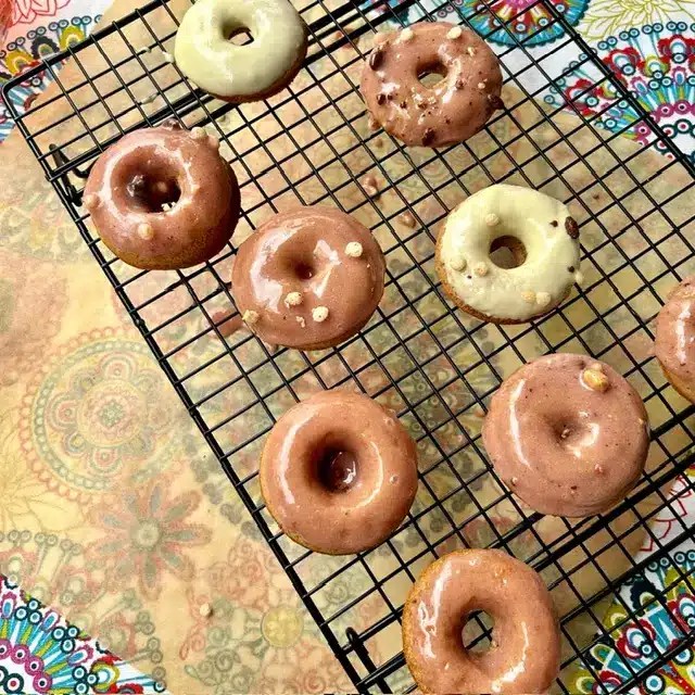 Donuts de Fresa con cobertura de Chocolate.