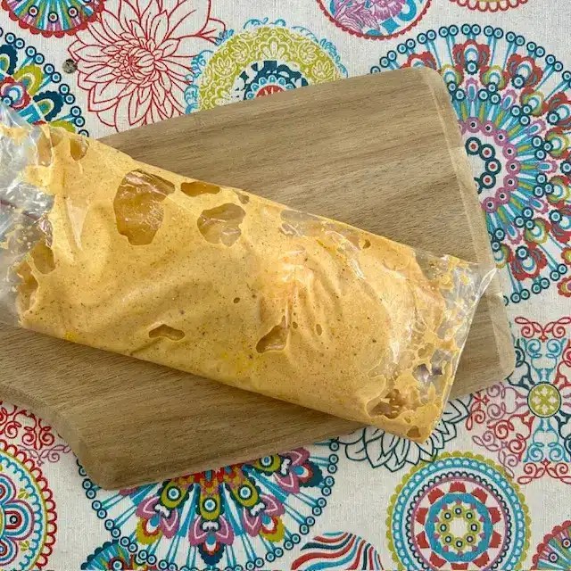 Deja el pollo macerando un mínimo de tres horas o toda la noche. Lo ponemos en una bolsa hermética para que el pollo vaya cogiendo todos los aromas de las especias junto al yogur.