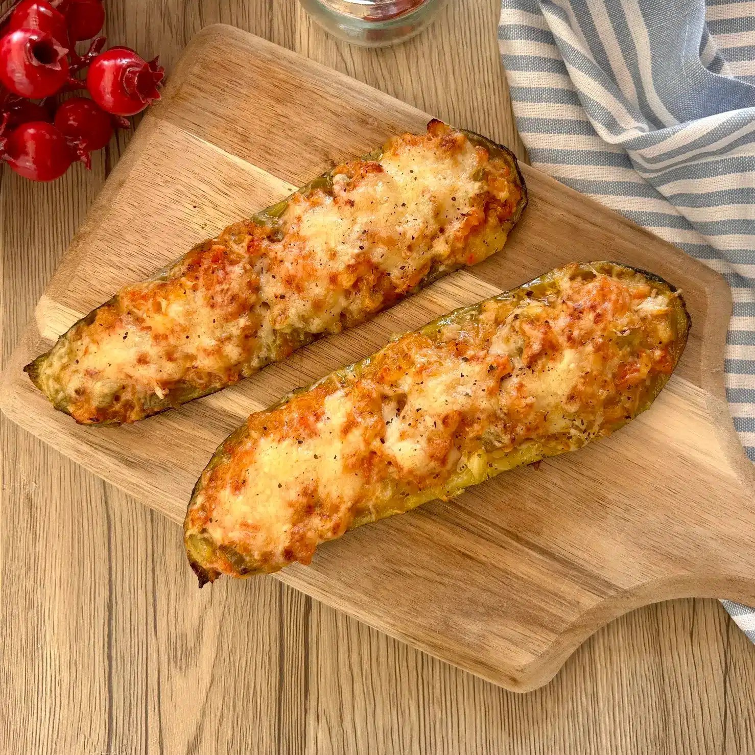 Calabacines rellenos de atún gratinados al horno con queso y servidos recién hechos.