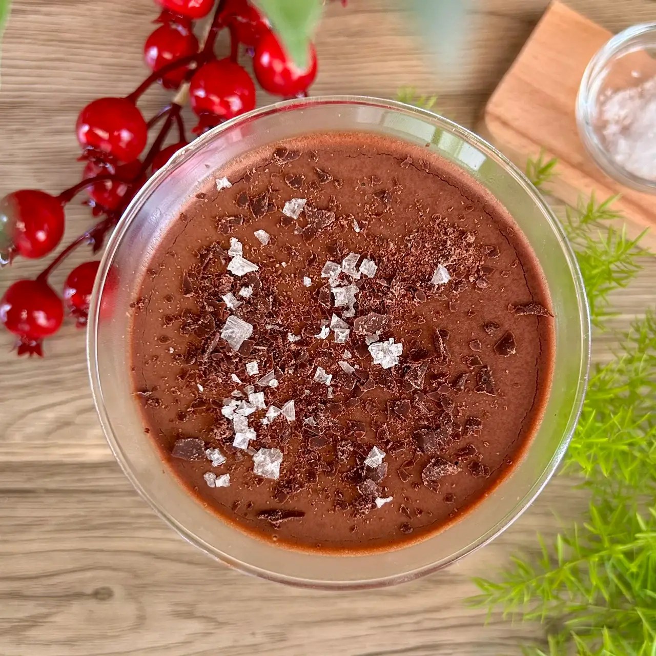 Primer plano de una mousse de chocolate con leche de coco de textura cremosa y esponjosa.