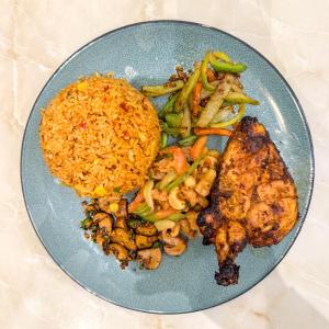 Plater 4 : Mexican Rice, Grill Chicken, Garlic Mushrooms, Cashew Nut Salad, Sauté Vegetables, Salad, Soft drink