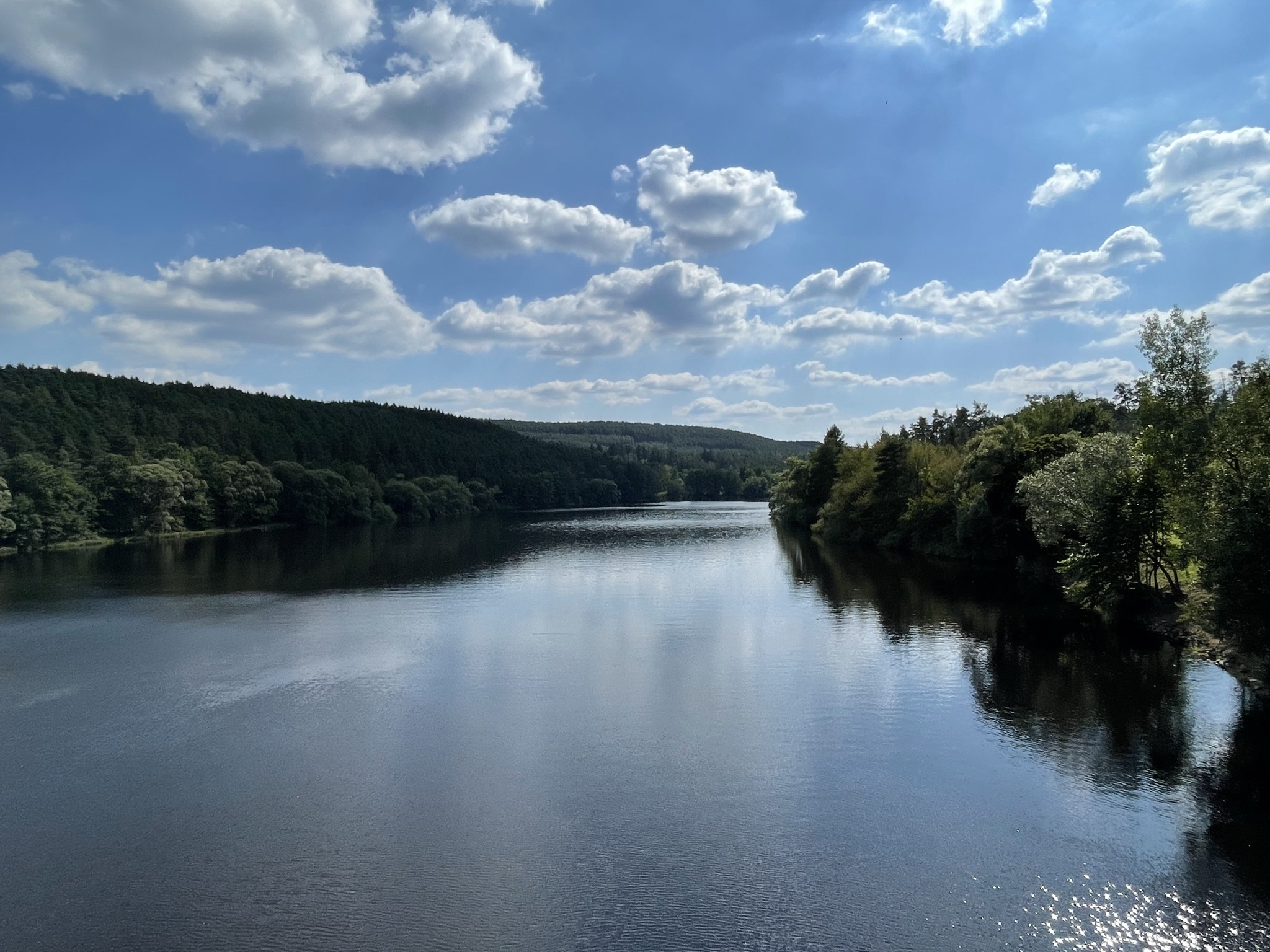 A circular 21 km tour in the quiet hills around the Slapy reservoir ...
