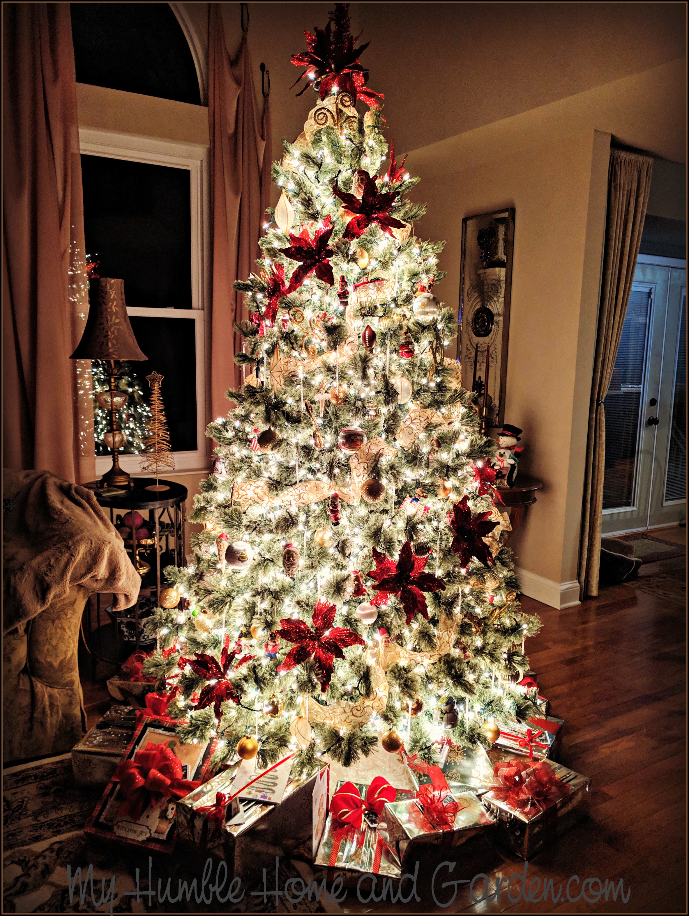 How To Make Everyone Envy Your Christmas Tree Display