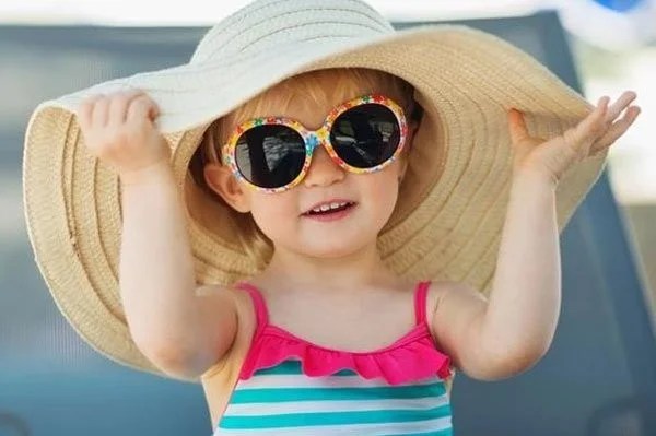 niña con gafas