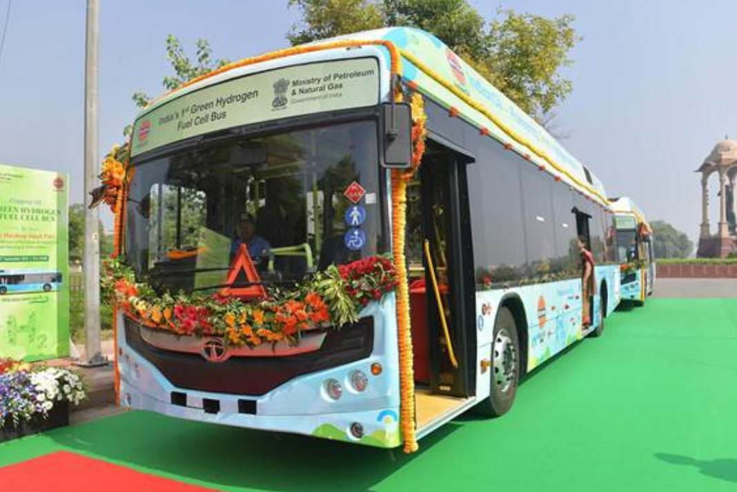 india-s-first-green-hydrogen-bus-flagged-off-in-new-delhi