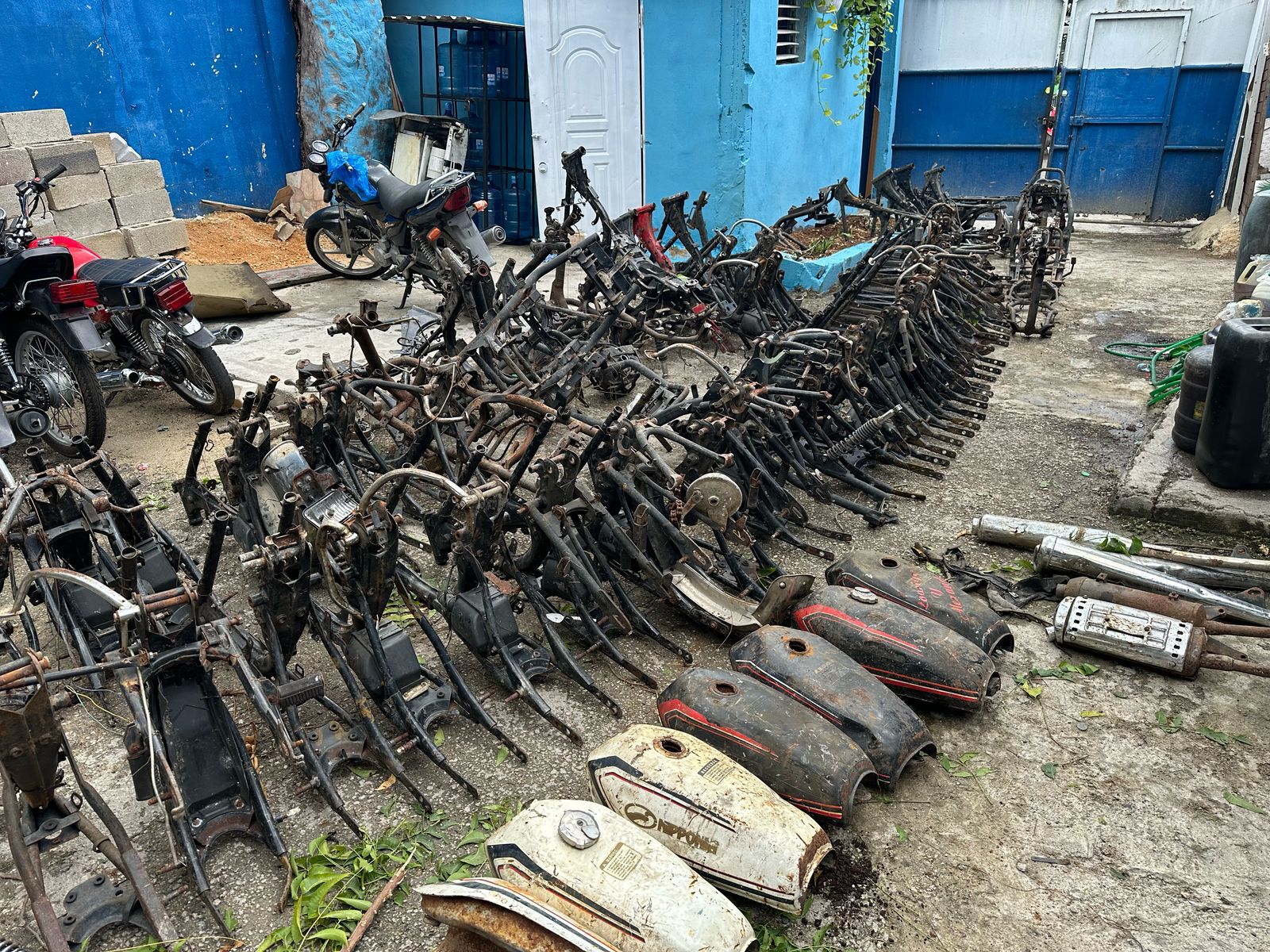 Apresan hombre con 61 chasis de motocicletas, 7 tanques y 5 mufflers en La Romana
