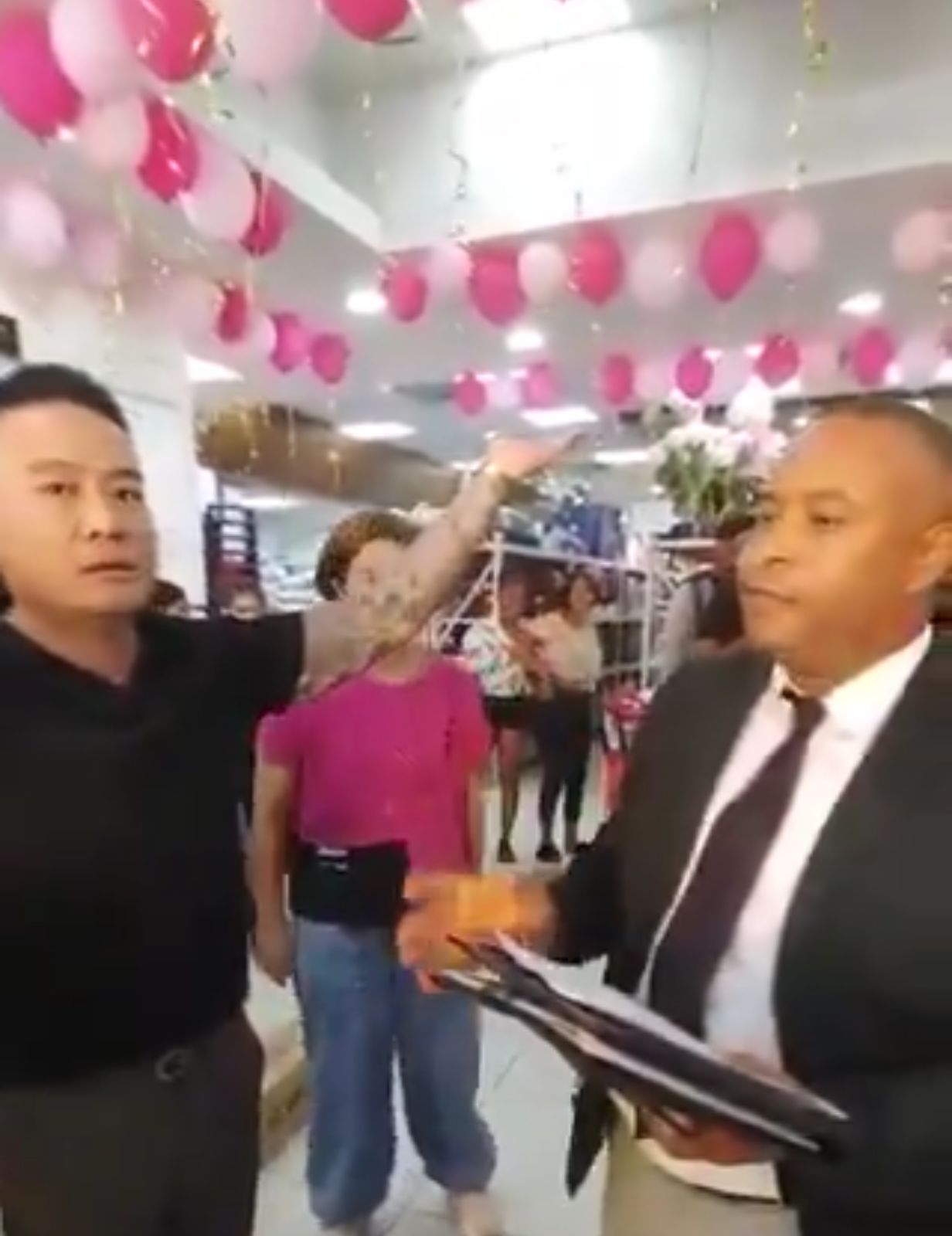 Personal de tienda china ultraja a fiscal durante operante migratorio en la avenida Duarte