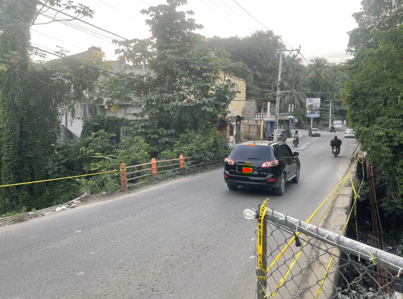 ¡Peligro en Manoguayabo! Se caen barandas de puente sobre riachuelo en El Control