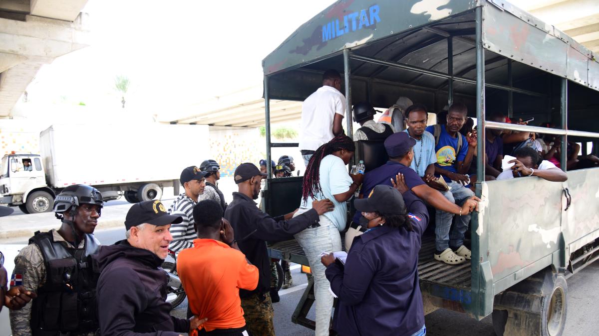 Migración detiene y deporta a más de 3,000 haitianos en operación masiva