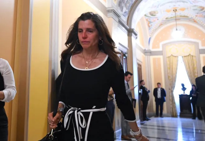 Congresista de EE. UU. abandona reunión con víctimas de Epstein tras sufrir ataque de pánico