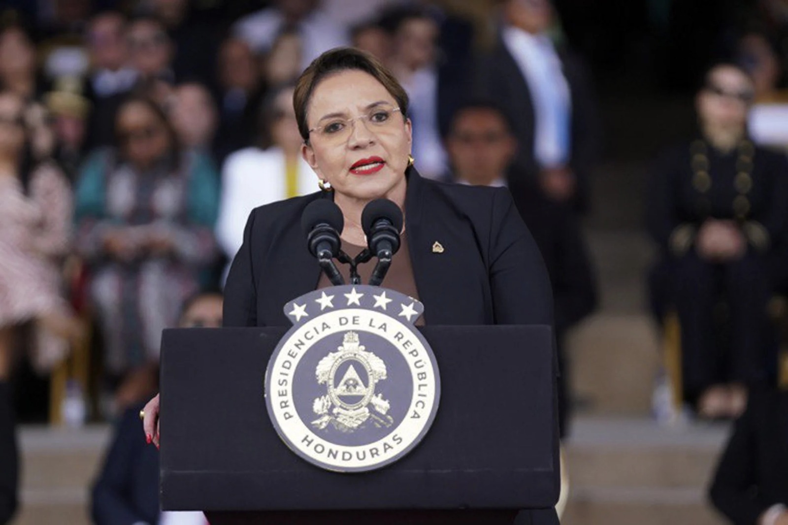 Presidenta de Honduras solicita a Trump diálogo por denuncias electorales