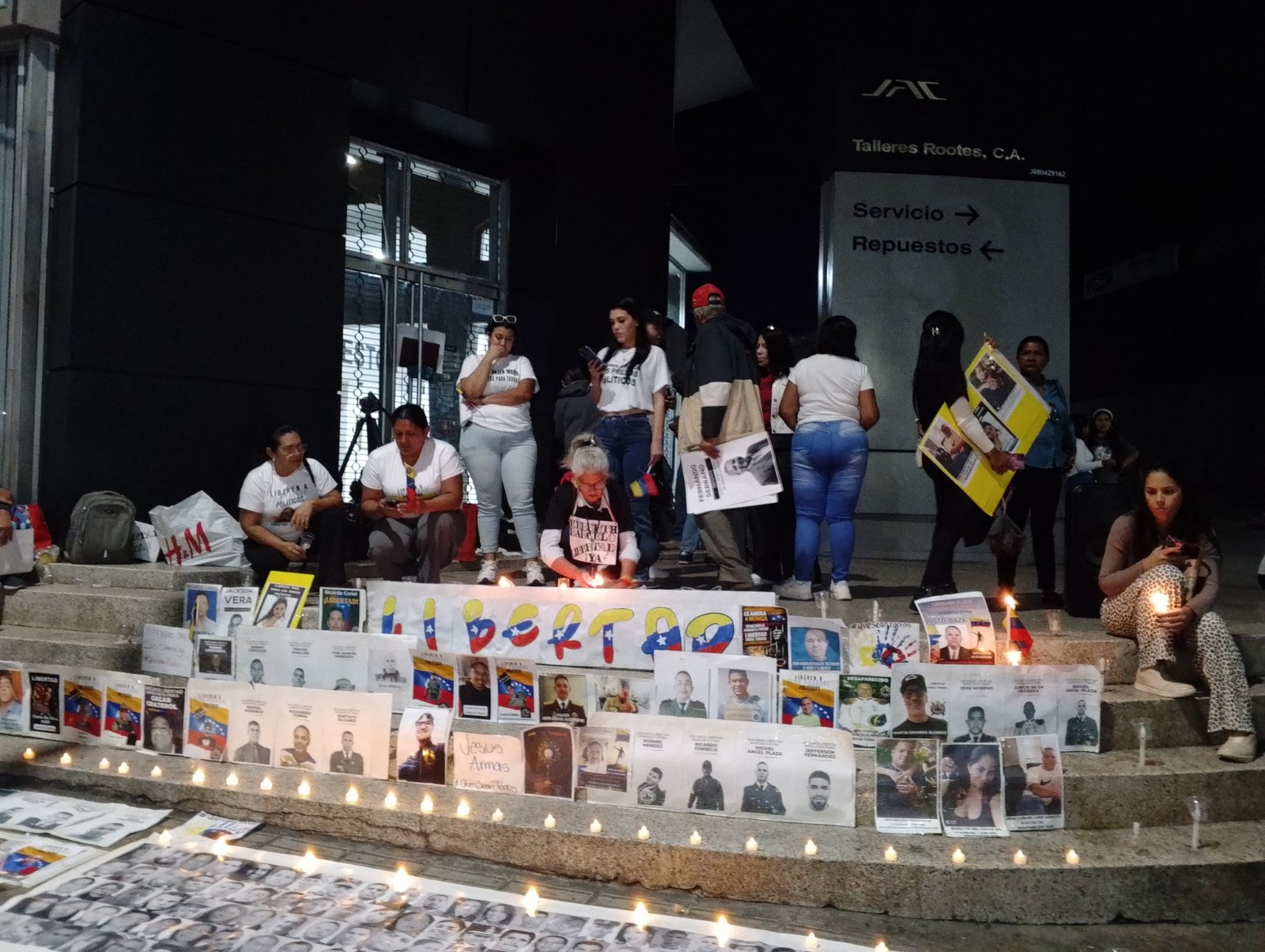 Policía impide reunión de familiares de presos políticos en Venezuela