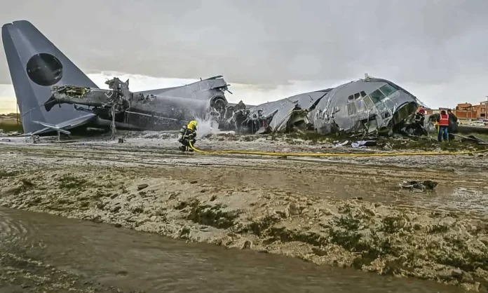 Al menos 20 muertos al chocar un avión marcial boliviano cargado con peculio del sotabanco central