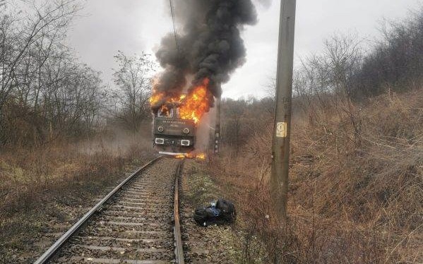 Incendiu la o locomotivă electrică, în gara Măgura Ilvei. Pompierii intervin la fața locului