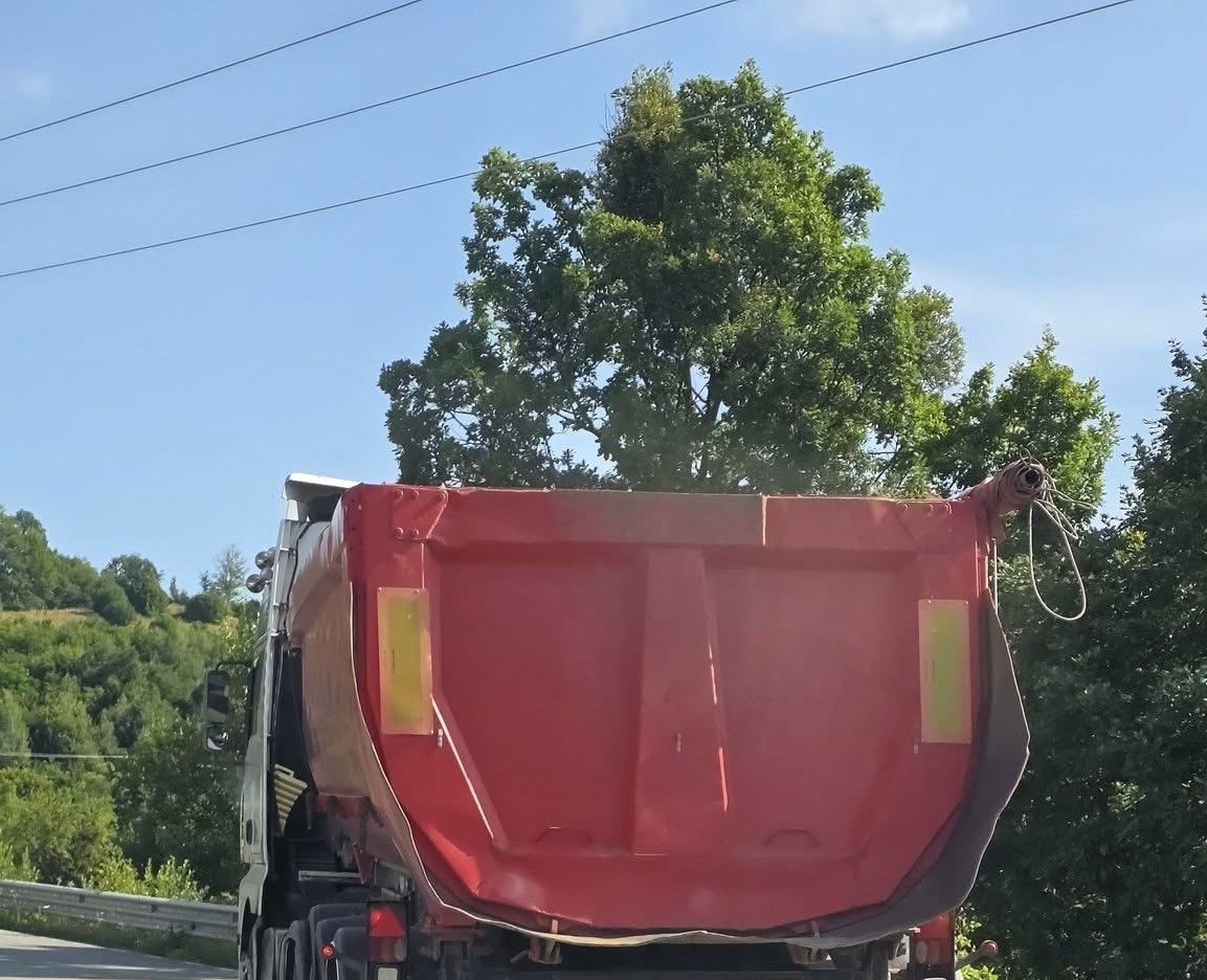 Camion surprins în timp ce arunca deșeuri pe marginea drumului, în zona Strâmba