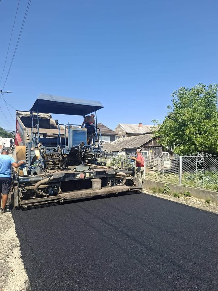 Peste 80% din străzile afectate de lucrările la utilități, refăcute în Căianu Mic. Asfaltarea continuă în mai multe zone