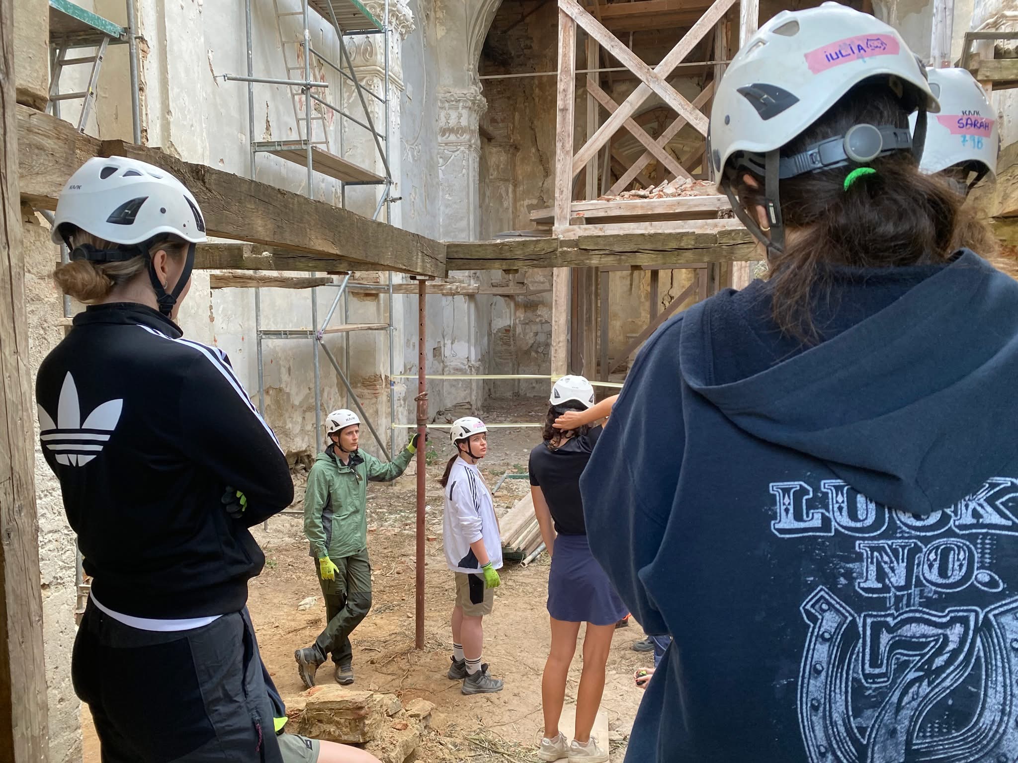 Biserica fortificată din Vermeș va fi salvată cu ajutorul voluntarilor de la Ambulanța pentru Monumente