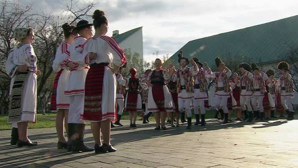 Ansamblurile „Balada” și „Păunița” reprezintă Bistrița-Năsăud la Praga