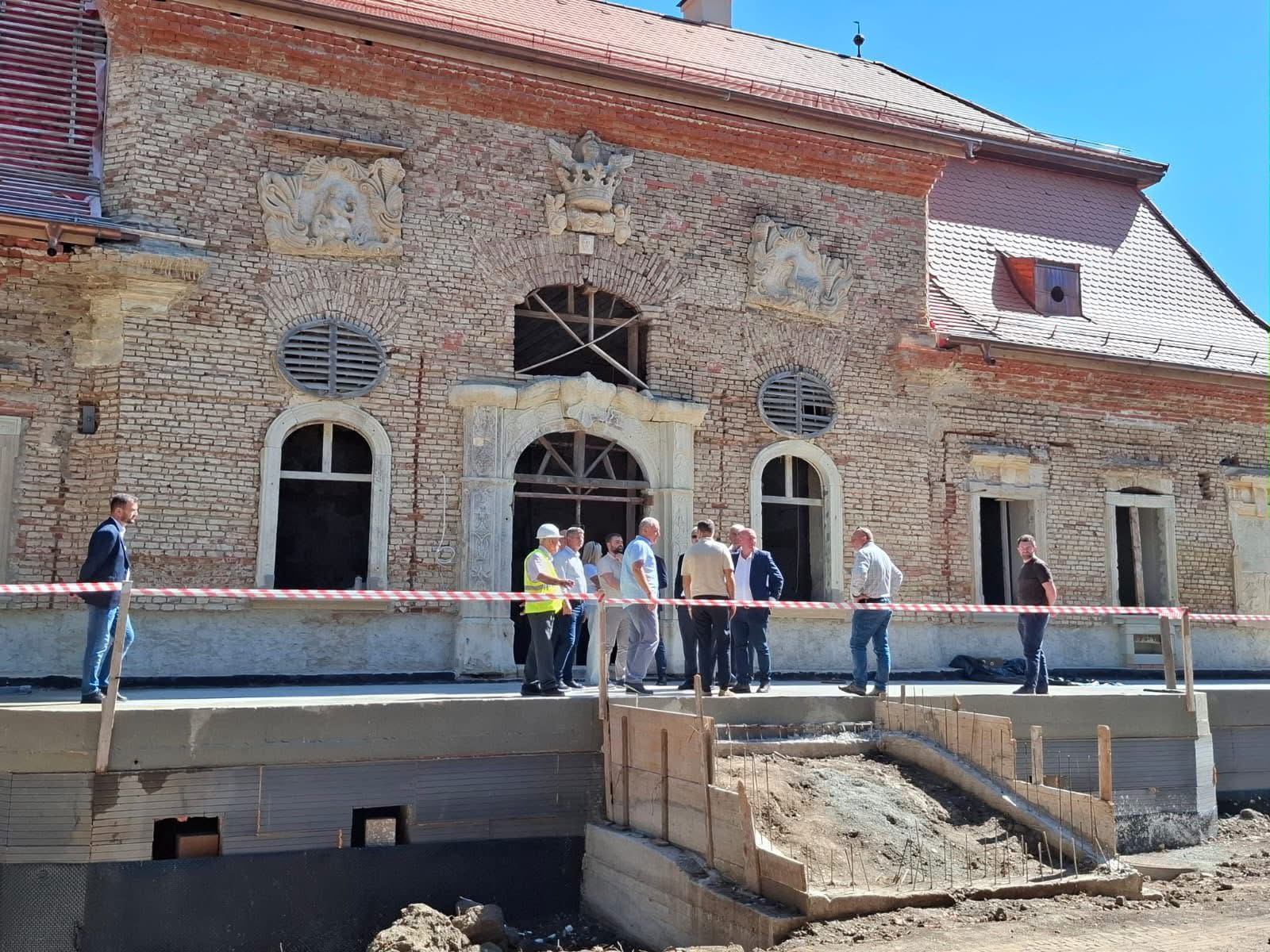 Castelul Teleki din Comlod prinde din nou viață. Lucrările de reabilitare sunt în plină desfășurare