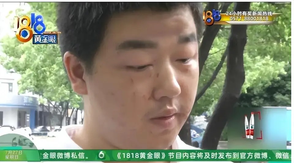 撞球廳女子簇擁男顧客，桌上擺放多瓶高價酒水與帳單。