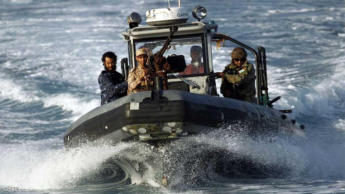 مركبة تحاول دخول قاعدة لخفر السواحل الأمريكية