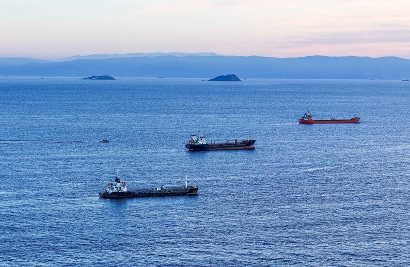 انفجار لغم بحري في ناقلة نفط بالبحر الأسود