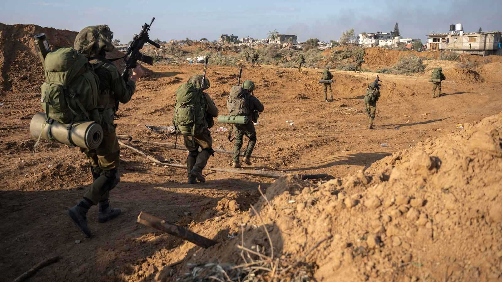 قائد عسكري إسرائيلي يتفقد الجولان بعد عملية بيت جن
