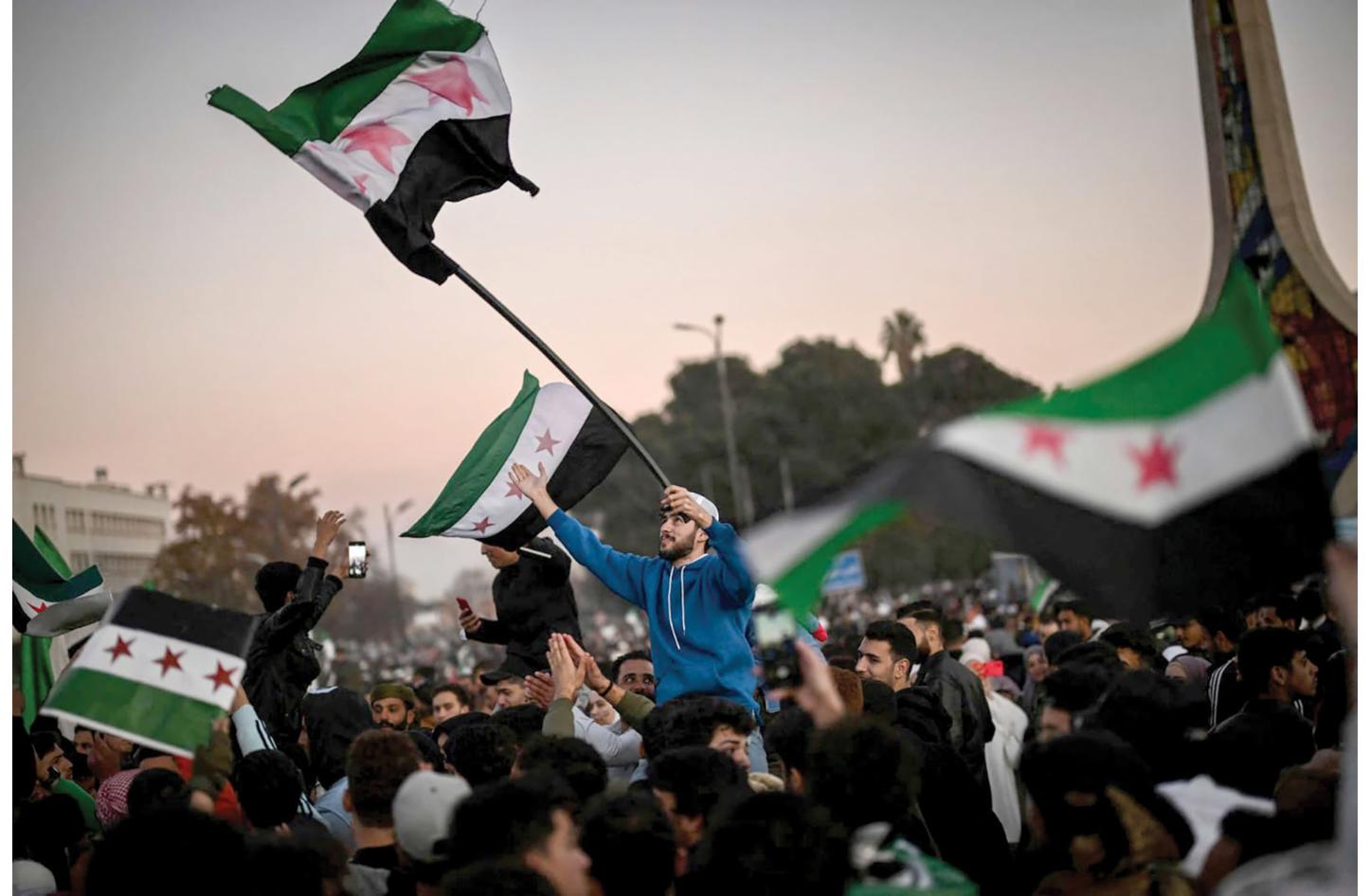 السوريون يحتشدون في ميادين البلاد احتفالاً بالذكرى الأولى للتحرير