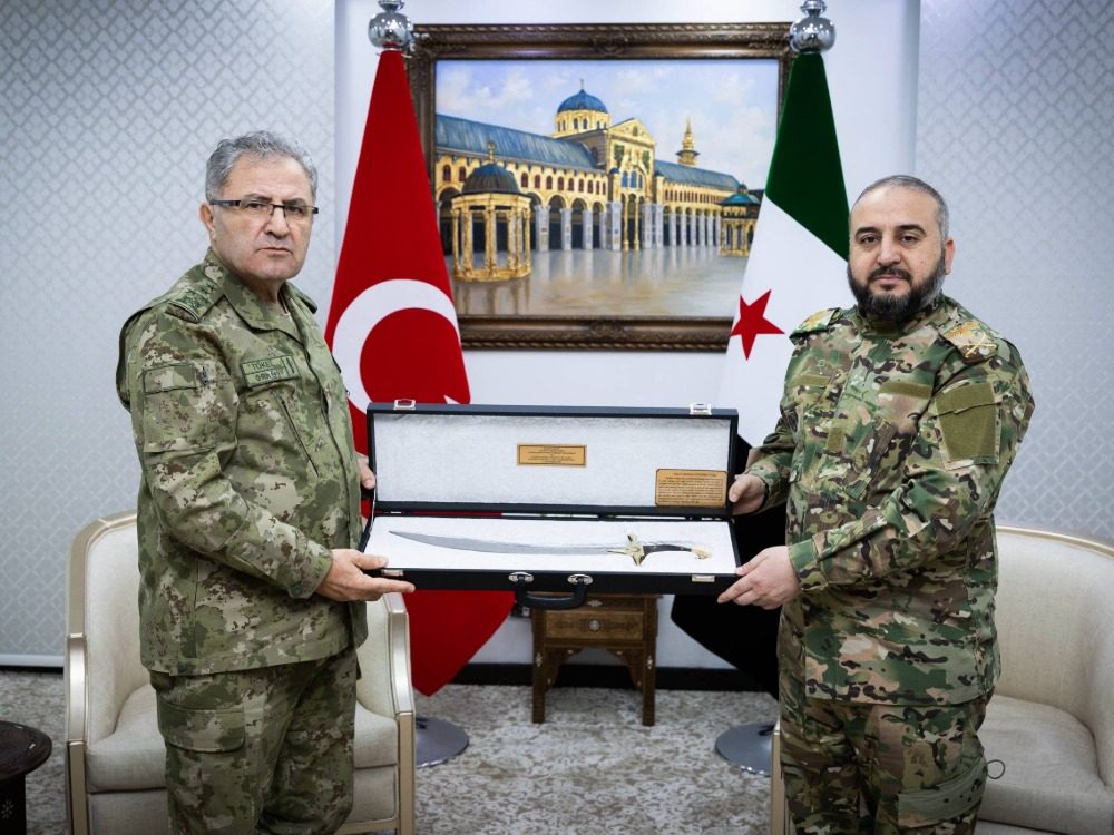 وزير الدفاع السوري يلتقي قائد القوات البرية التركي بدمشق